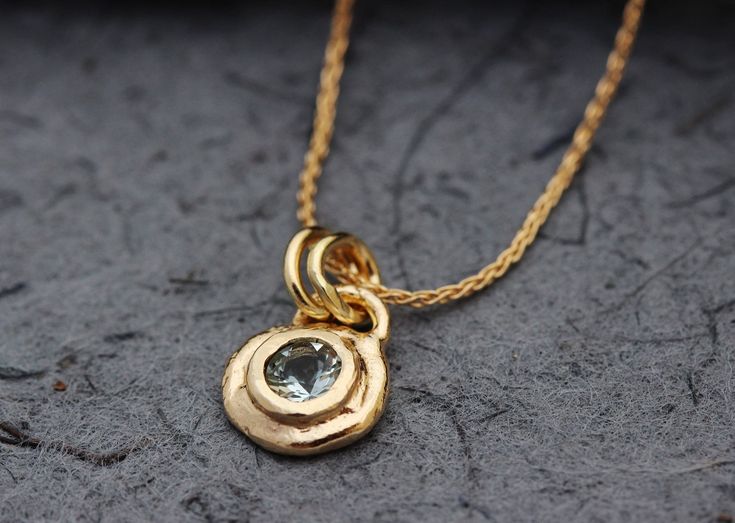 Gold Boho Necklace, Diamond Pendant Jewelry, Interlocking Circle Necklace, Dainty Pendant Necklace, Pendant Designs, Dainty Gold Jewelry, Family Jewelry, Beautiful Gold Necklaces, Unique Pendant Necklace