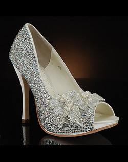 bling Kasut Kahwin, Cinderella Heels, Cinderella 3, Modern Cinderella, Hak Tinggi, Cinderella Shoes, Prom Heels, Elegant Shoes, Glass Slipper