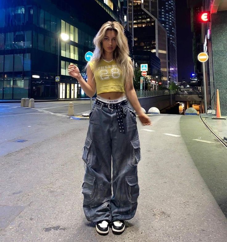 Bandana On Leg Outfit, Super Baggy Cargo Pants, Tear Or Wear Outfits, Tokyo Drift Outfit Aesthetic, Fit Inspos Y2k, Cool Outfits Women Street Styles, Restraunt Outfits Ideas, Fem Streetwear Outfits, Skater Vibes Outfit