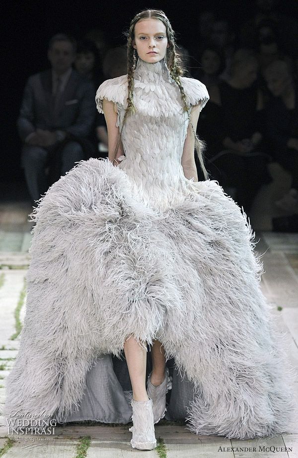 Sculptural Fashion - dramatic grey feather dress with fluffy textures; artistic fashion // Alexander McQueen S/S 2011 Alexander Mcqueen Wedding Dresses, Camilla Belle, Alexander Mcqueen Dresses, Savage Beauty, Royal Wedding Dress, Mcqueen Fashion, Feather Dress, Katie Holmes, Sarah Jessica Parker