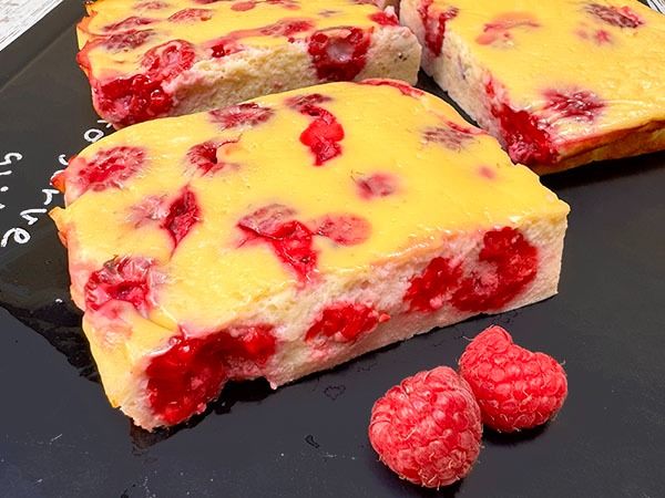 Easy 5-Ingredient Raspberry Baked Yogurt Recipe | Mydeliciousmeals.com Baked Yogurt, Easy Breakfast Options, Yogurt Recipe, Low Calorie Dessert, Yogurt Cake, One Friend, Yogurt Recipes, 5 Ingredient, Plain Greek Yogurt