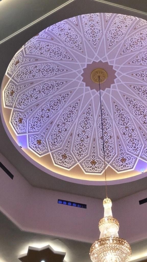 an ornate ceiling in the middle of a large room with chandelier hanging from the ceiling