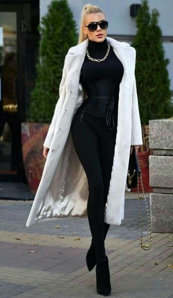 Modele Fitness, Walking Down The Street, Trendy Outfits Winter, Winter Fashion Outfits Casual, Elegante Casual, Valerian, Looks Chic, Outfits Casual, Winter Fashion Outfits