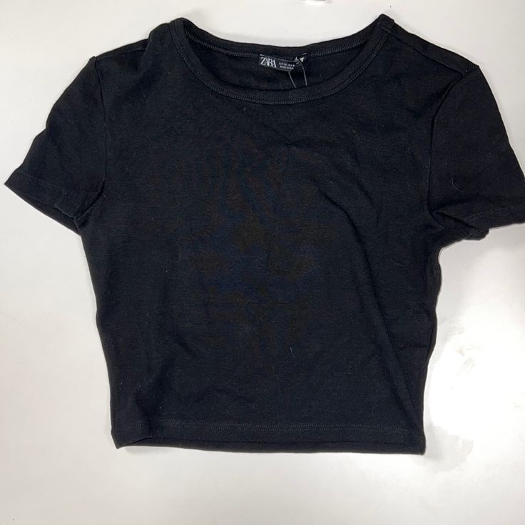 Nwt - Excellent Condition Size Medium Black Stretch Graphic Tee, Black Stretch Cropped T-shirt, Black Fitted Crop Top T-shirt, Trendy Fitted Black Crop Top, Black Casual Short Sleeve Crop Top, Fitted Black Graphic Tee, Black Fitted Crew Neck T-shirt, Black Short Sleeve Casual Crop Top, Black Cotton Crop Top T-shirt