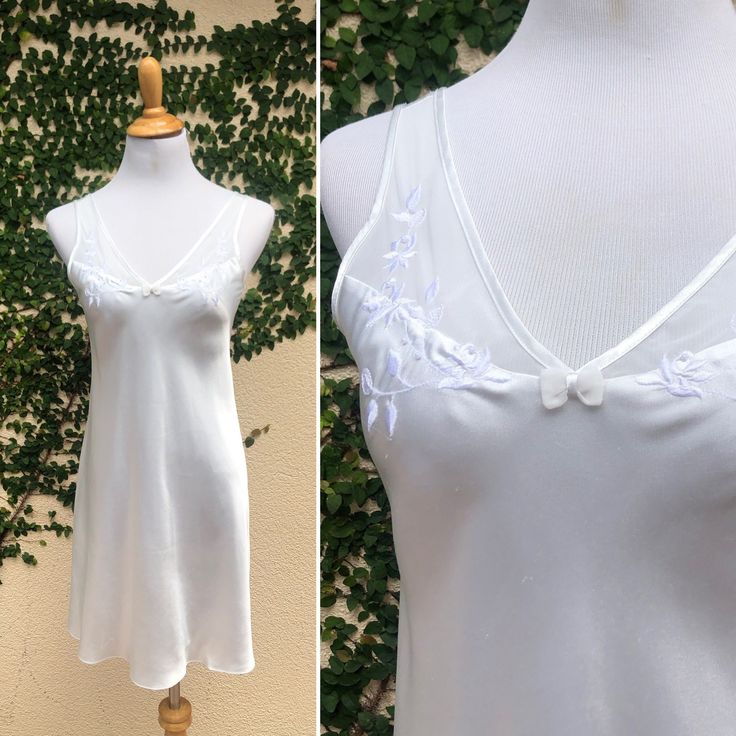 Vintage Oscar de la Renta pink label white chemise with a beautiful floral embroidery. Features two side slits with a bow detail, 100% polyester. Marked size XS.  Measurements (flat) shoulder to shoulder: 10" Bust: armpit to armpit: 14.5" Waist: 30" Shoulder to hem: 34" White Slip Dress With Built-in Bra, Sheer Satin Summer Nightgown, Sheer Satin Nightgown For Summer, White Sheer V-neck Slip Dress, White Sheer Slip Dress For Summer, White Sheer Fitted Nightgown, White Sheer Slip Dress For Sleep, Fitted Sheer White Nightgown, Sheer Slip For Summer Sleepwear