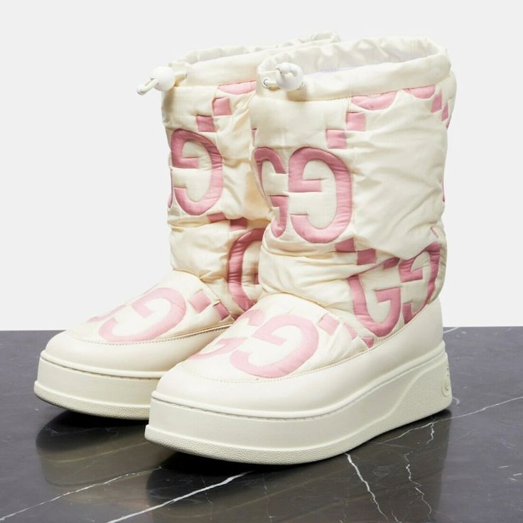 Brand New In Box Gucci Logo Gg Matelasse Snow Boots. Size: It 40 1/2 (Know Your Gucci Size. I Am A Us 10 And These Fit Me Great!) Color: White & Pink These Snow Boots From Gucci Apres Ski Collection Are Made From Matelasse Nylon In The Brand's Maxi Gg Motif. Set On Chunky Rubber Soles, The Slip-On Design Ensures A Snug Fit With Drawstring Detailing. Details: Upper: Polyester 100%, Sole: Rubber Made In Italy Outer Sole Is 11.5" Long. 1.75" High Platform Gucci Snow Boots, Luxury White Winter Boots, Gucci Pink, Gucci Logo, Swag Shoes, Walker Boots, Garment Bags, Gucci Shoes, Rain And Snow Boots