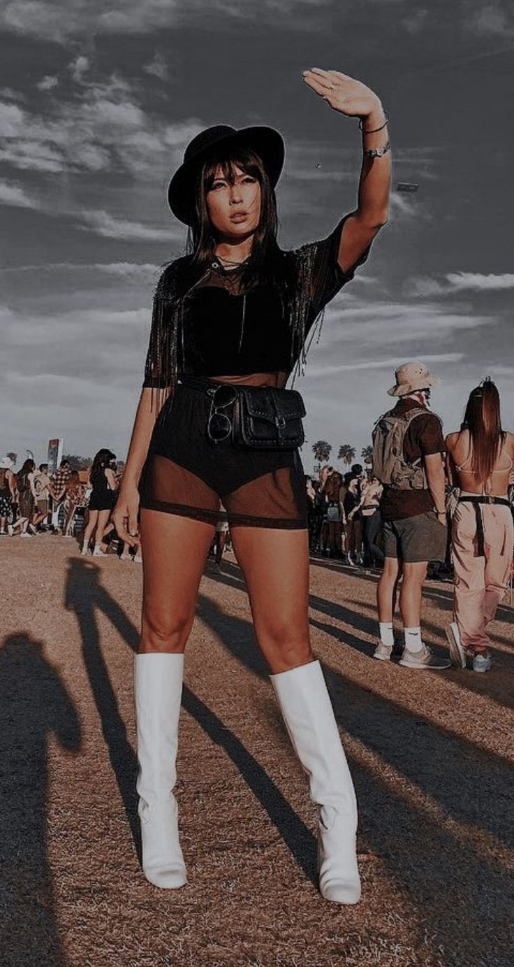 Modest Rave Outfits, Electro Festival Outfit, Look Da Festival, Coachella Outfit Ideas, Tomorrowland Outfit, Woman Butterfly, Long Dresses Summer, Lollapalooza Outfit, Techno Outfit