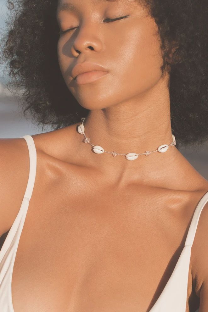 The Canggu Choker - Clear Quartz and Puka Shell Necklace - Bali Fashion – TheCrystalBoutique™ Cowrie Shell Jewelry, Bali Jewelry, Cowrie Shell Necklace, Puka Shell Necklace, Canggu Bali, Necklace Outfit, Shell Choker, Diy Jewelry Necklace, Bali Fashion