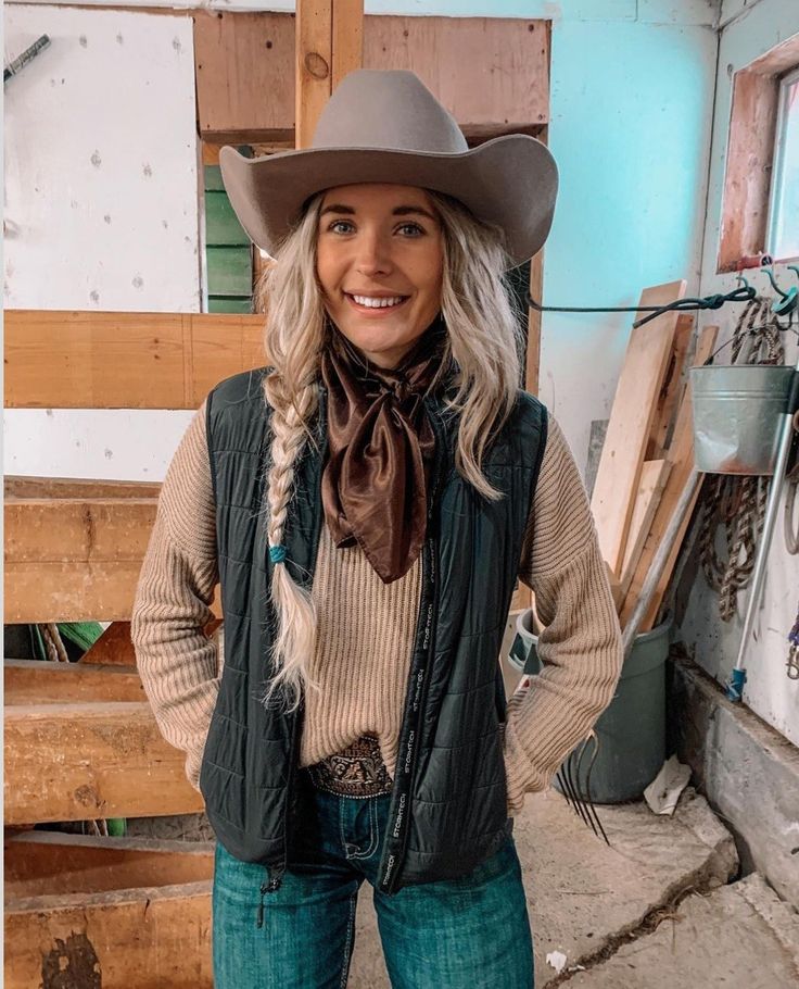 Cold Weather Outfits Punchy, Western Rag Outfit, Chilly Western Outfit, Realistic Western Outfits, Minimal Western Outfit, Cute Western Outfits For Work, Rodeo Finals Outfit, Western Belt Buckle Outfit, Casual Western Fall Outfits