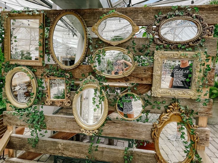 Mirror wedding welcome sign modern elegant Forest Wedding Seating Chart, Mirror Wall Wedding, Picture Frame Seating Chart, Mirror Table Seating Chart, Vintage Mirror Wedding, Fall Wedding Seating Chart, Fall Wedding Seating, Boho Floral Decor, Wedding Seating Chart Display