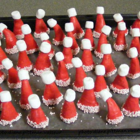 santa hats are arranged on top of each other to look like they have been made out of marshmallows