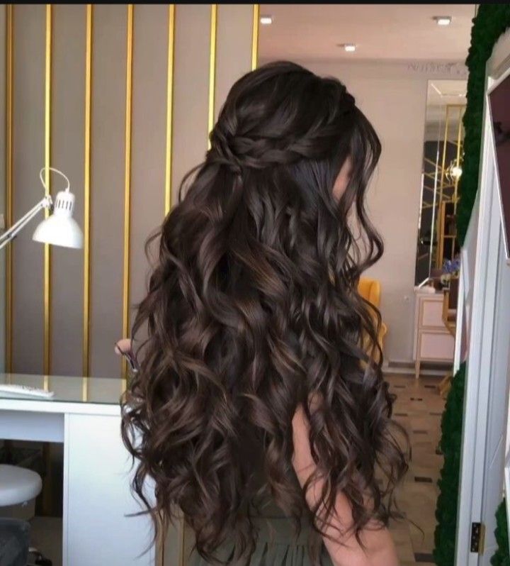 Wavy Hair For Party, Brunette Fancy Hairstyles, Prom Hairstyles Accessories, Formal Hair To The Side, Ball Hair Down, Hairstyle For Closed Neck Dress, Ball Hairstyles Curly Hair, Graduation Hairdo With Cap, Prom Hair Dark Brown