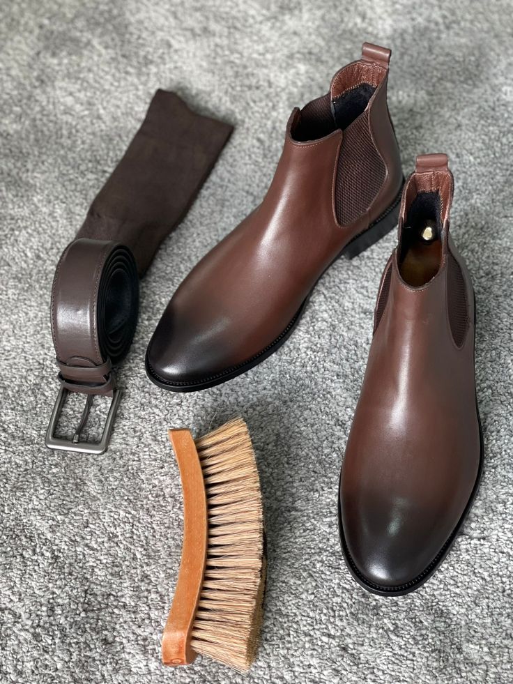 Wir präsentieren die klassischen schwarzen Chelsea Boots

 Aus der Herbst-Winter-Kollektion von HolloShoe.

 Schuhfarbe: Braun.

 Material: 100 % Leder.

 Eine genaue Umrechnung auf internationale Größen finden Sie in unserer Größentabelle . Brown Leather Chelsea Boots, Boots Socks, Buy Boots, Brown Chelsea Boots, Botas Chelsea, Classy Shoes, Loafer Sneakers, Black Chelsea Boots, Brown Belt