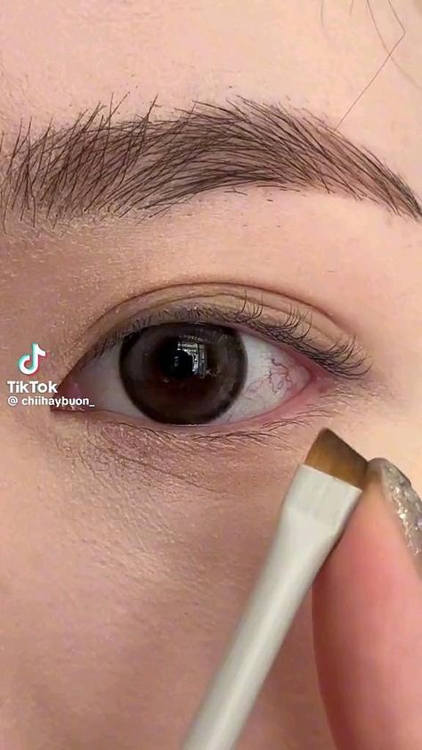 Korean Makeup Look Eyes, How To Do Eyeliner Korean, Eyeliner For Korean Eyes, Makeup For Korean Eyes, Korean Eyeliner Makeup, Eyeliner Brush Tutorial, Eye Makeup Eyeliner Tutorials, Korean Big Eyes Makeup, K Pop Idol Makeup Tutorial