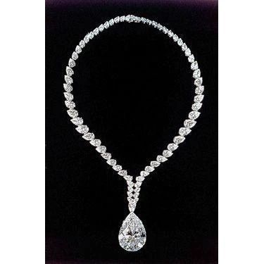 Gorgeous Pear Diamond Necklace 38 Carats White Gold 14K | HarryChadEnt.com Elizabeth Taylor Diamond, Elizabeth Taylor Jewelry, Cartier Necklace, Diamond Necklaces, Harry Winston, Royal Jewels, Fabulous Jewelry, Pear Diamond, Elizabeth Taylor