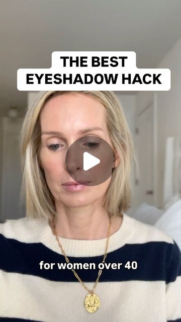 Kirsten Brusse | Over 40 Makeup Tips on Instagram: "READ THIS ⤵️⤵️⤵️  Make sure to save this quick & easy tutorial for later so you have it! ❤️  ➡️ Type the word EYES to get the links to these products as well as some budget friendly options straight to your inbox!   I get  a lot of DM’s about your struggles with eyeshadow over 40 so I am here helping you out today with this super easy eyeshadow tutorial.   If you are a women over 40, eye makeup can be tricky. Powder and glitter can emphasize texture and crepey lids.   The trick for eye makeup over 40 is this ⬇️⬇️⬇️  LESS IS MORE!!!   Apply all of these products sparingly. Less is more when it comes to shadow and the emphasis should be on the liner and mascara to make your eyes POP!  A primer helps even out your lid and makes your shadow g Easy Natural Eye Makeup Everyday Look Eyeshadow Tutorials, Eye Shadow Looks Over 40, Eye Makeup In Your 40s, Easy Evening Eye Makeup, Eye Makeup For Women Over 40, Simple Night Out Makeup, Makeup For Over 40 How To Apply, How To Do Natural Eye Makeup, Eyeshadow Looks To Make Eyes Look Bigger