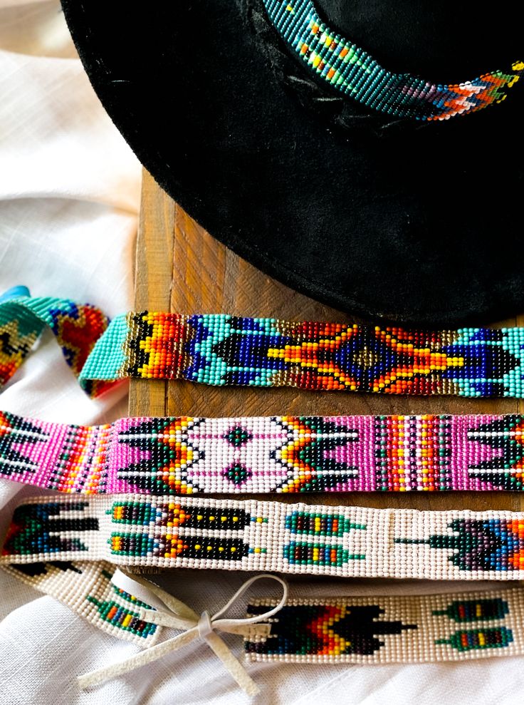 Loom Beaded Necklace, Hats Ideas, Embroidery Hats, Indian Beadwork, Beaded Hat Bands, Native American Beadwork Patterns, Hat Bands, Beaded Hat, Southwest Design