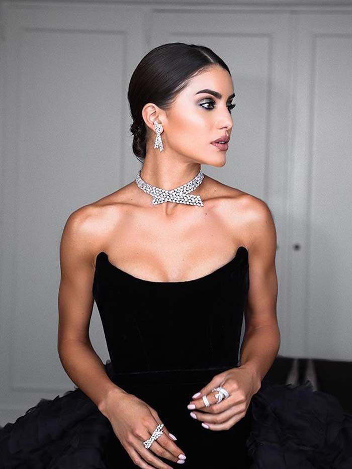 Take Note: Wear This Jewelry With Your Evening Gown Black Dress Red Carpet, Neon Prom Dresses, Black Evening Gown, Black Prom Dress, Black Strapless Dress, Evening Gowns Elegant, Black Prom, Red Jewelry, Black Evening Dresses