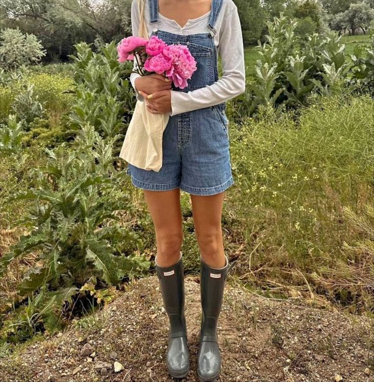 Gardener Outfit Aesthetic, Flower Farm Outfit, Gardening Outfit Aesthetic, Gardening Outfits For Women, Berry Picking Outfit, Farmers Daughter Outfit, Gardener Outfit, Gardening Outfits, Garden Outfit