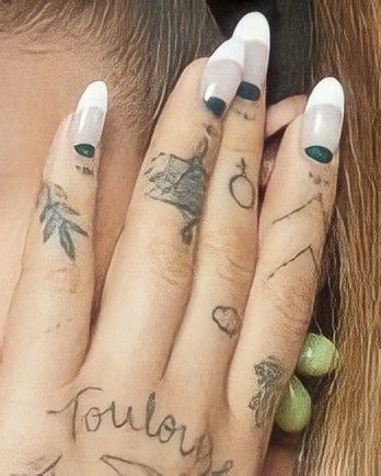 Ariana Nails, Ariana Grande Nails, Ariana Grande Tattoos, Grande Tattoo, Idol Nails, Henna Ink, Ariana Grande Tattoo, Celebrity Nails, Nails Pretty