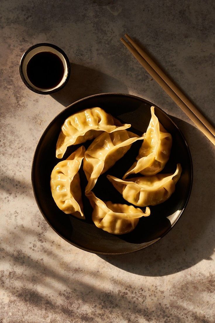 Gyoza dumplings Gyoza Dumplings, Taiwanese Cuisine, Taiwanese Food, Asian Dishes, Dim Sum, Blow Your Mind, Chinese Food, Dumplings, Food Styling