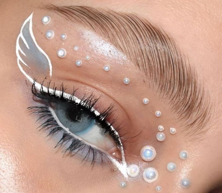 White Angel Makeup Looks Halloween, Angel Eye Makeup, Angel Halloween Makeup, Snow Makeup, Devil Makeup, Angel Makeup, Princess Makeup, Graphic Makeup, Magical Makeup