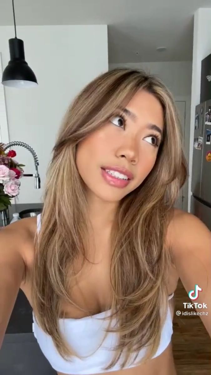 Blonde On Asian Skin, Balayage Hair Beige Blonde, Asian Natural Balayage, Curtain Bangs Blonde Highlights On Brown Hair, Chloe Kim Hair, Hair Ideas For Asians, Asian Hair Color Blonde, Asian Dyed Hair Blonde, Blonde Asian Hair Tan Skin