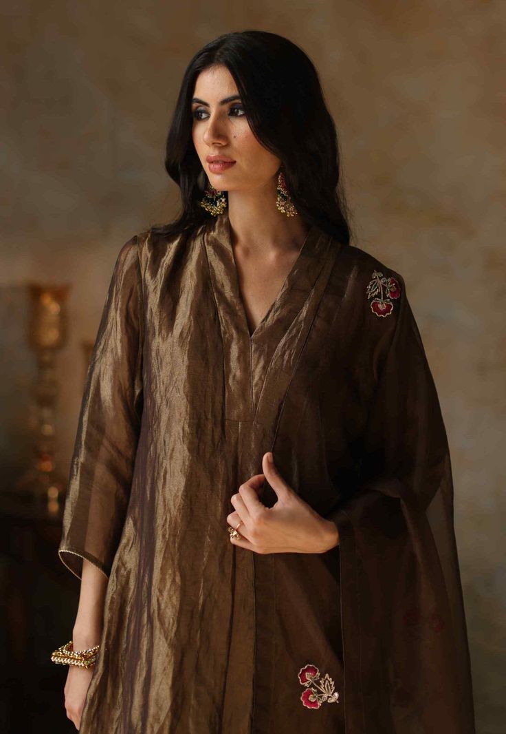 Silk tissue asymmetrical kurta adorned with zari and resham booti on organza flared sweep, with gold-trimming on the sleeves. Paired with silk tissue pants and an organza dupatta featuring tilla, zari, and resham work, finished with silk tissue binding along the edges. Unstitched Luxury Gold Salwar Kameez, Luxury Art Silk Salwar Kameez With Cutdana, Luxury Tissue Silk Kurta With Cutdana, Luxury Tussar Silk Kurta With Embroidered Border, Luxury Salwar Kameez With Gold Embroidery And Straight Kurta, Luxury Art Silk Palazzo Set With Straight Kurta, Luxury Tussar Silk Kurta With Gota Work, Luxury Tussar Silk Kurta With Dori Work, Luxury Art Silk Kurta With Traditional Patterns