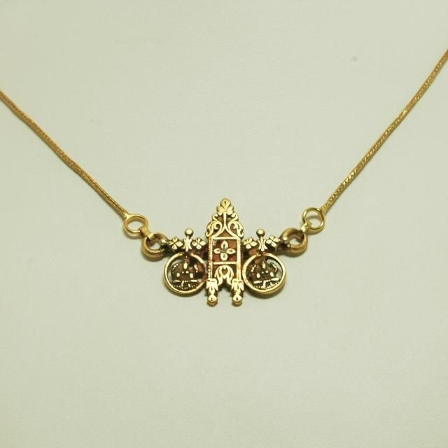 Another version of mangalsutra - thali... Shaadi Pictures, Tamil Marriage, Tamil Matrimony, Thali Chain, Muslim Marriage, Wedding Jewellery Designs, Beautiful Gold Necklaces, Gold Mangalsutra Designs, Gold Mangalsutra