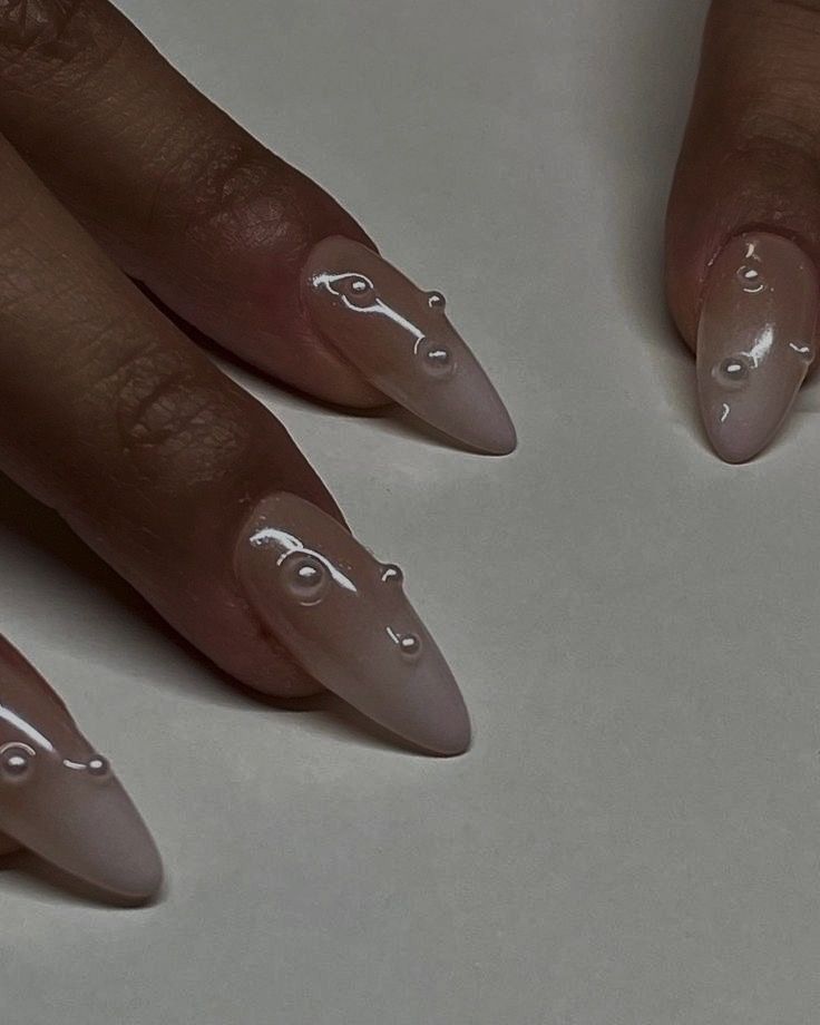 1920s Inspired Nails, Pearl Nails Wedding, Mermaid Aesthetic Nails, Pearl Inspired Nails, Almond Classy Nails, Clear Dip Nails, Bridal Acrylic Nails, White Nails With Pearls, Great Gatsby Nails