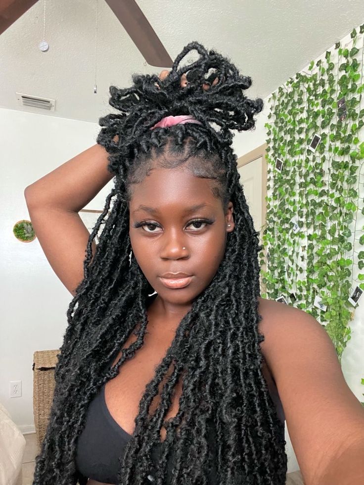 ˚୨୧⋆ @bella2angel Hairstyles For Fox Locs, Y2k Soft Loc Hairstyles, Skunk Stripe Soft Locs, Different Ways To Style Soft Locs, Hairstyles To Do With Soft Locs, Messy Soft Locs, Soft Loca, Black Soft Locs, Soft Locs Hairstyle