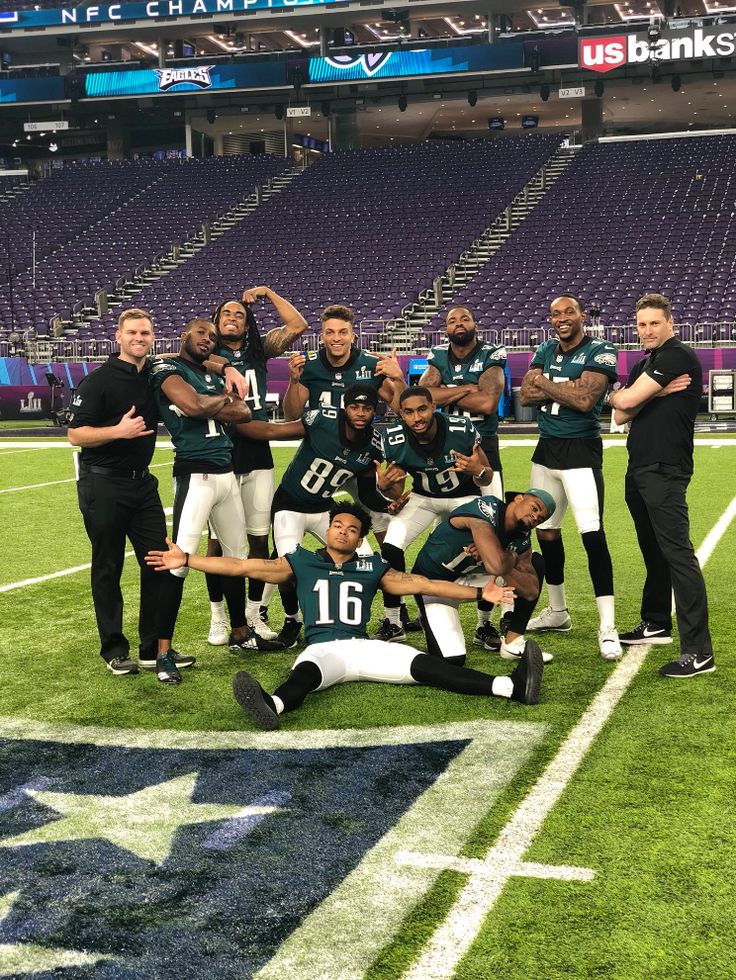 the philadelphia eagles pose for a team photo