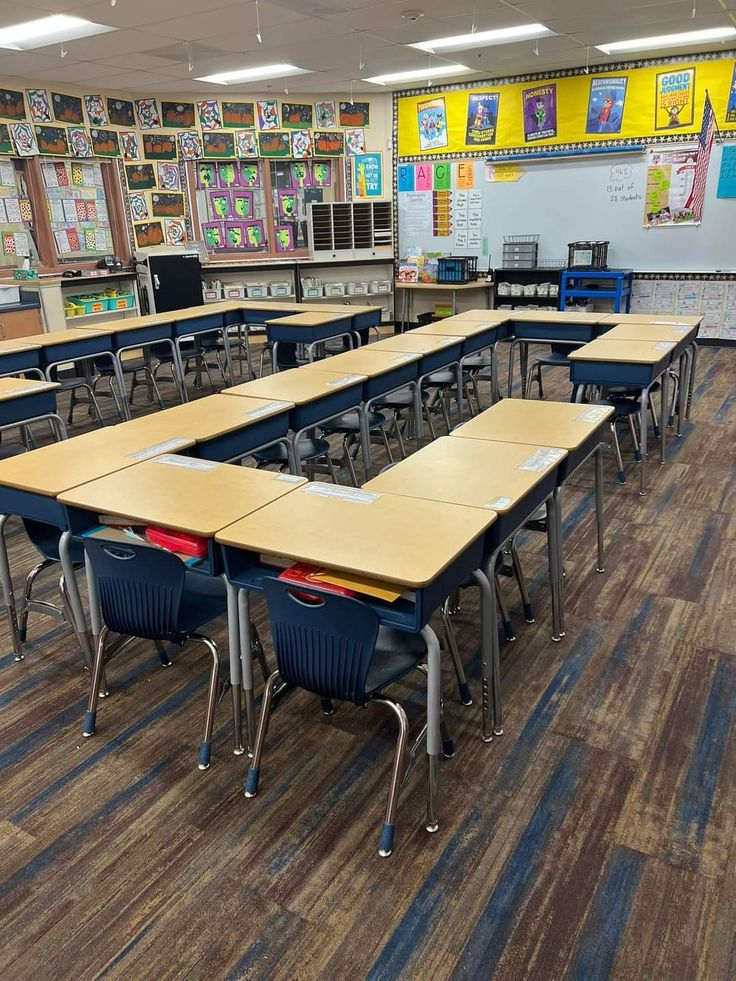 an empty classroom with desks and chairs