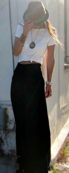 Tee + Maxi (wear an old race T-shirt with a maxi!) Stylish Spring Outfit, Estilo Hippie, Mode Boho, Skirt Trends, Bohol, 50 Style, Kate Hudson, Rachel Zoe, Komplette Outfits