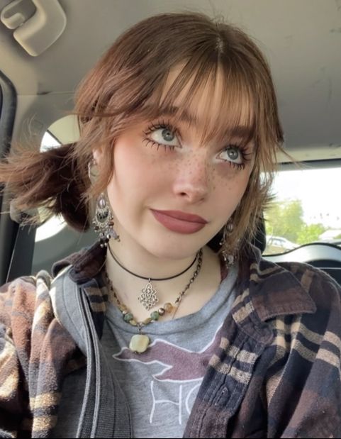 Hair Color Ideas For Shaggy Hair, Pretty Ppl To Draw, Fantasy Short Hairstyles, Short Pigtails Aesthetic, Short Hair Styles Grunge, Aesthetic Girl Short Hair, Fairy Core Hairstyles Short, Hairstyles For Short Hair And Bangs, Pig Tails Short Hair