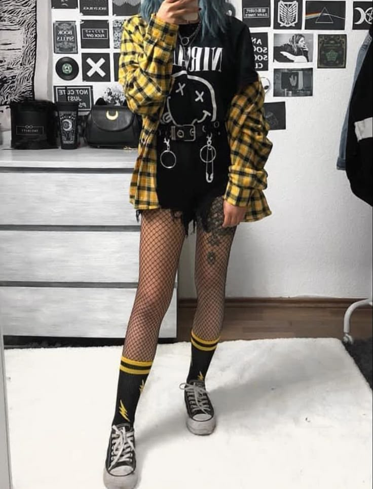 yellow and black grunge outfit, with band t-shirt, fishnets, and chains. Egirl Fashion, E Girl Outfits, Alt Outfits, Tomboy Style Outfits, Fishnet Stockings, Kris Jenner, Alt Fashion, Swaggy Outfits, Tomboy Fashion