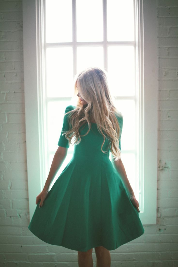 Click picture to view more. Kelly Green Outfit, Look Grunge, Wedding Guest Style, Kate Spade Dress, Green Outfit, Looks Style, Mode Inspiration, Kelly Green, Look Chic