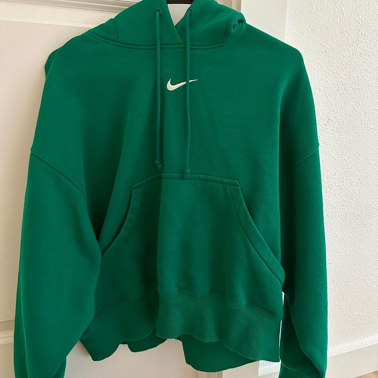 Women's Over-Oversized Pullover Hoodie. Only Worn Once, Brand New With No Issues. Shade: Sail/Malachite Size: Xxs Oversized Fit: Exaggerated And Spacious, Recommended To Size Down By One Or Two Sizes Online. **For Size Reference I Am Around 130lbs 5’5ft And The Hoodie Is Still Very Oversized On Me, It Fits Me Like A Women’s Size Small** Grounded In Style, Comfort And Versatility, Meet Our Take On Luxury Loungewear. Our Roomiest Fit Paired With Exaggerated Details (Like The Oversized Pocket And T Nike Sportswear Phoenix Fleece, Luxury Loungewear, Tops Nike, New York Fall, Loungewear Luxury, Green Hoodie, Shade Sail, Nike Green, Oversized Pullover