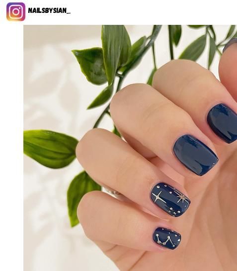 Nails 2023 Trends Navy Blue, Navy Blue Fingernails, Navy Dip Nail Ideas, Navy Nails With Gold Accent, Gel Nail Designs Dark Colors, Navy Blue Squoval Nails, Deep Blue Nails Short, Navy Blue Acyrilics Nails, Navy Nails With Gold Stars