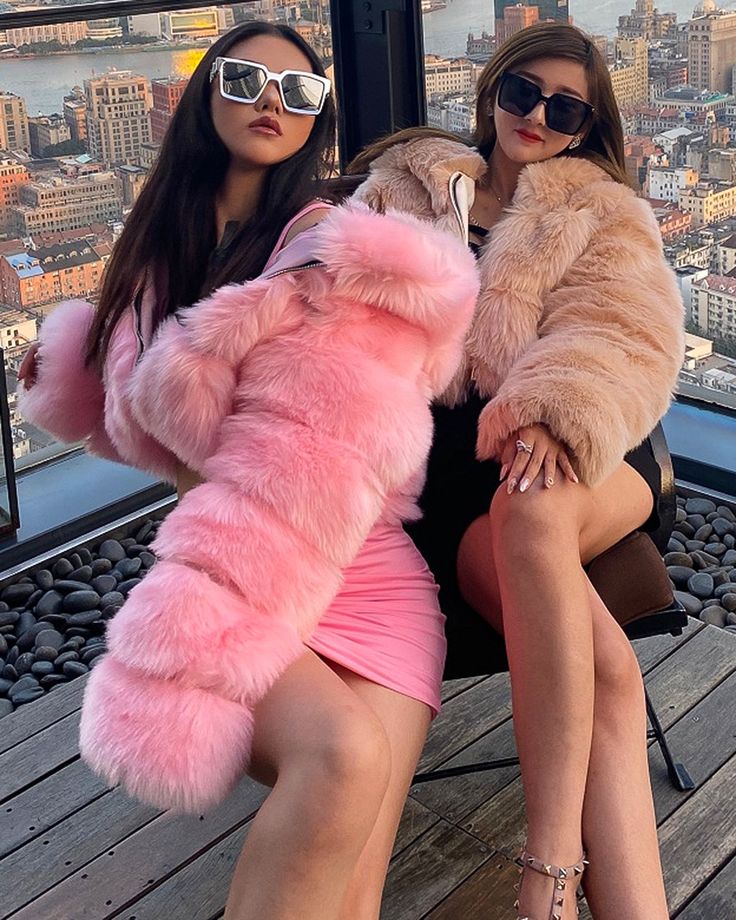 Hood Clothes, Short Fur Coat, Short Faux Fur Coat, Cropped Faux Fur Coat, Pink Faux Fur Coat, Look Legging, Short Women Fashion, Office Fashion Women, Black And White Tops