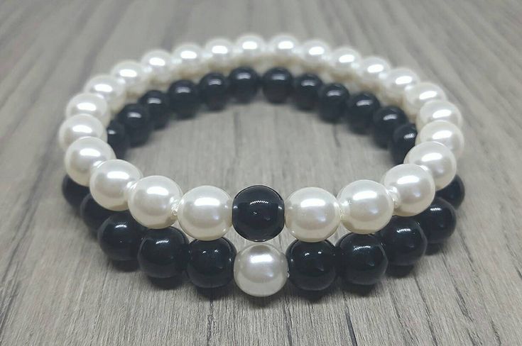 These complimentary bracelets are made with 8mm Czech white glass pearl and black glass beads.  The pearl bracelet has a single black glass bead, and the black glass bracelet has a single pearl bead.  The bracelets above are held together by an elastic cording to ensure a nice fit.  Both bracelets can fit up to seven inch (17 cm) wrists. Please note that the colors of the bracelet in the images may differ slightly due to variations in computer screen resolution.  Please be careful when wearing b Friendship Bracelets Matching, Long Distance Bracelets, Bracelets Matching, Couples Bracelets, Distance Bracelets, Bracelets Friendship, Bracelets For Boyfriend, Bracelet Couple, Couple Things