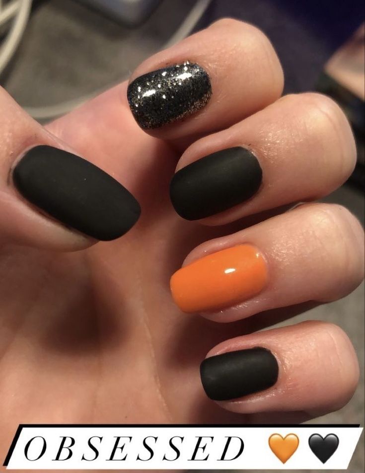 Matt black, sparkle and shiny orange for the halloween season Halloween Mani Pedi, Halloween Dip Nails Ideas Black, Matte Black And Orange Nails, Matte Black Halloween Nails Short, Matte Black Nails Halloween, Halloween Gel Nails Short Simple, Simple Halloween Dip Nails, October Dip Nail Ideas, Black And Orange Nails Halloween