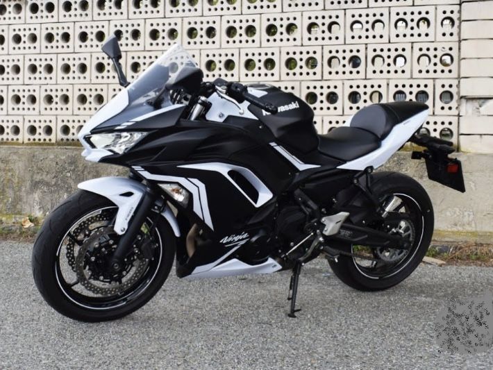 a black and white motorcycle parked in front of a building