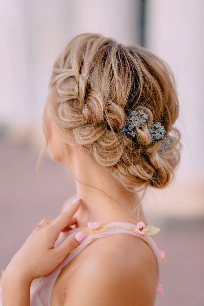 33 Fancy Wedding Hairstyles to Consider in Your Wedding Day Dunner Wordend Haar, Bridal Hairdo, Romantic Wedding Hair, Simple Wedding Hairstyles, Wedding Hair Down, Bridal Updo, Braided Hairstyles For Wedding, Trending Hairstyles, Bride Hairstyles