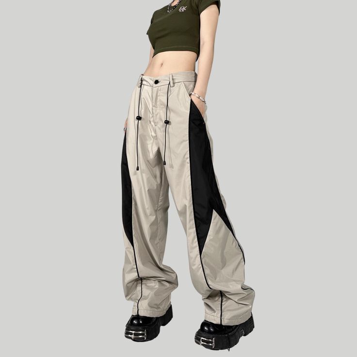 Experience comfort and style with these Women's American Switching Sweatpants. With a luxurious blend of fabric and a tailored fit that accentuates the wearer's figure, these sweatpants are sure to become your go-to for days when you want to feel stylish and comfortable. Features: -30% Cotton.0% Polyester -High-rise Waist -Loose -Patchwork -Regural Fit -Vintage Style Trendy Nylon Pants For Streetwear, Fitted High-waisted Parachute Pants For Streetwear, Athleisure High-waisted Pants For Streetwear, Athleisure High-waisted Bottoms For Streetwear, High-waisted Athleisure Pants For Streetwear, Sporty High-waisted Sweatpants For Streetwear, Sporty Ankle-length Pants For Streetwear, Stretch High-waisted Parachute Pants For Streetwear, Stretch Wide-leg Pants For Streetwear