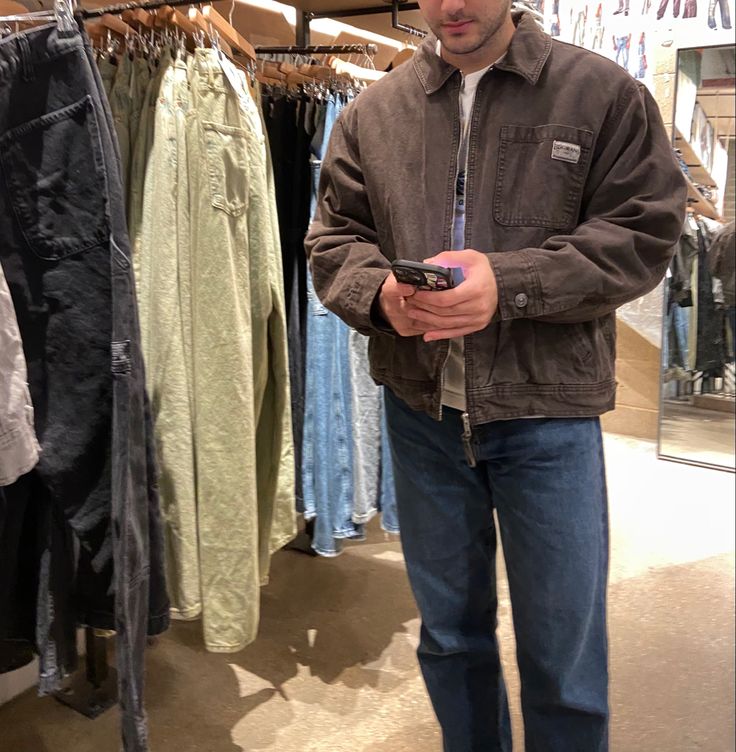 BDG Urban outfitters jacket coat winter brown coat carhartt blue denim jeans boy guy fit Men’s Carhartt Jacket Outfit, Brown Carhartt Jacket Outfit, Carhartt Jeans Outfit, Winter Outfits Aesthetic Vintage, Bf Fits, Carhartt Jacket Outfit, Brown Carhartt Jacket, Rugged Fashion, Guy Outfit