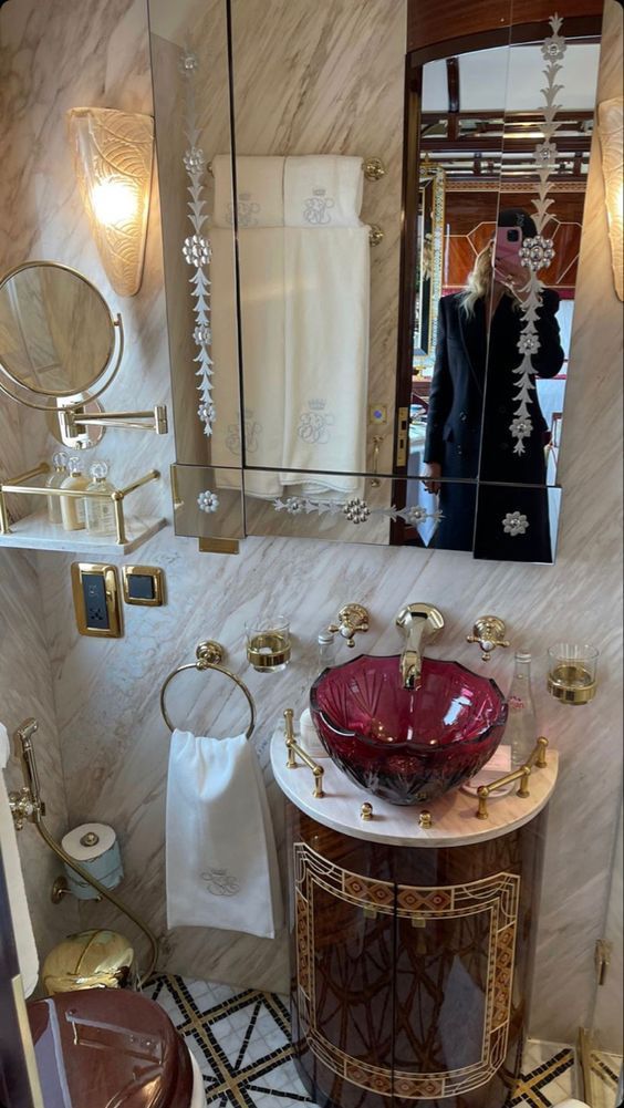 a bathroom with a sink and mirror in it