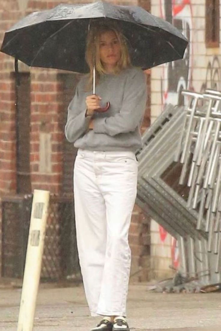 Sienna Miller in The Relaxed-fit SWEATSHIRT Year Round Wardrobe, Chunky Knit Top, Sienna Miller Style, Round Wardrobe, Sweat Joggers, Cold Outfits, Sienna Miller, The Masters, Workout Sweatshirt