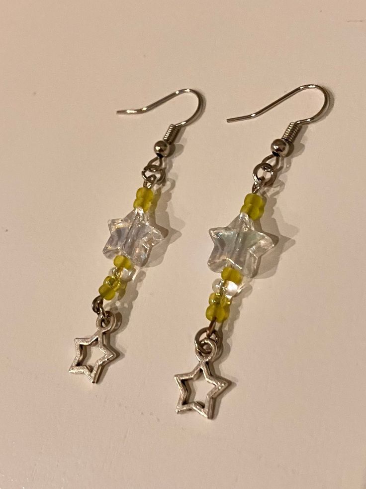 Aretes Aesthetic, Fairycore Earrings, Dangly Earrings Aesthetic, Diy Dangle Earrings, Glow Stars, Silver Star Earrings, Earrings Aesthetic, Green Accessories, Beaded Earrings Diy