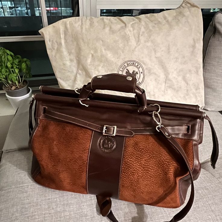 New, Never Used, No Tags, Original Dust Cover 20” X 11” X 12” Genuine Cowhide Leather Duffel Bag With Interior Zipper Pocket And Adjustable Belt Closure. Lined Interior. Comparable (Not Same) Item Details: Https://Www.Losroblespolotime.Com/Catalogo/Bolsos-De-Cuero-Viaje-Hombre-Mujer-Correa-Modelo-0959/ Designer Rectangular Bag With Luggage Sleeve, Luxury Travel Shoulder Bag With Dust Bag, Luxury Shoulder Travel Bag With Dust Bag, Designer Tote Bags With Luggage Sleeve, Designer Shoulder Bag With Luggage Sleeve, Designer Shoulder Travel Bag, Designer Travel Bag With Detachable Handle, Designer Shoulder Bag With Luggage Sleeve For Travel, Designer Tote Shoulder Bag With Luggage Sleeve